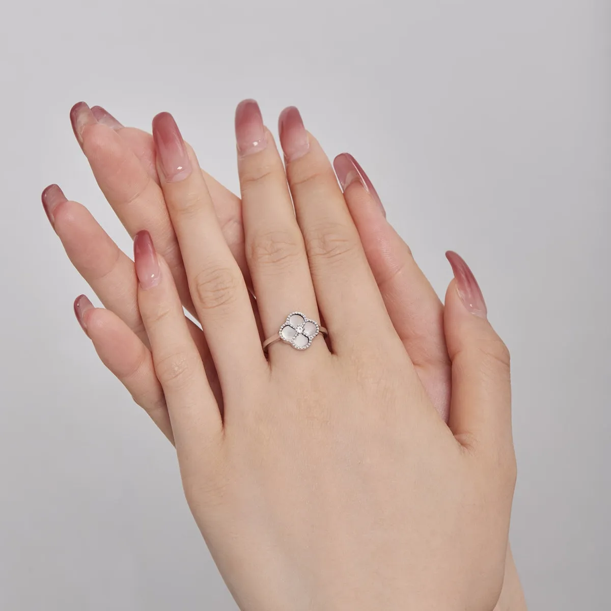 White Shell Clover Ring