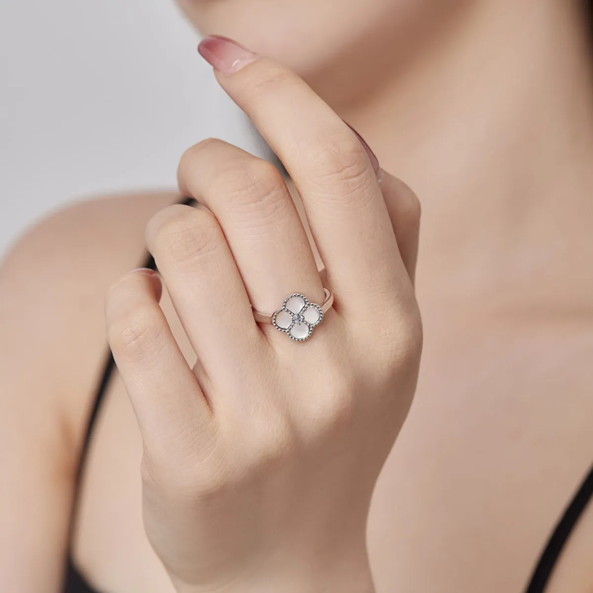 White Shell Clover Ring